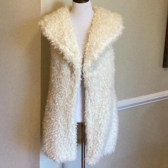 Me Jane ivory faux fur vest with shawl collar, fully lined and side seam pockets - Picture 1 of 9
